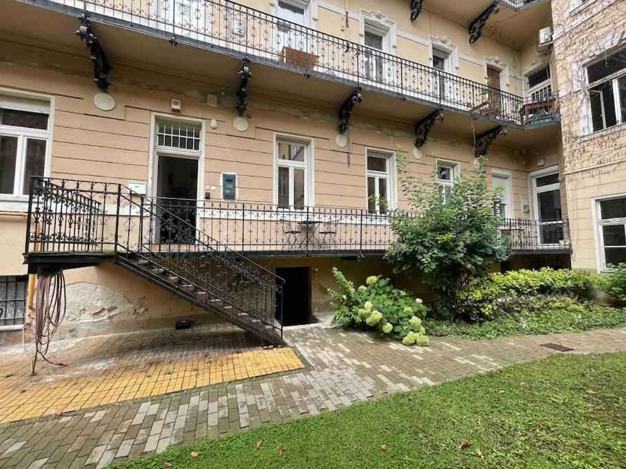 Knezits Spacious Ac Terrace Free Parking Budapest Bagian luar foto